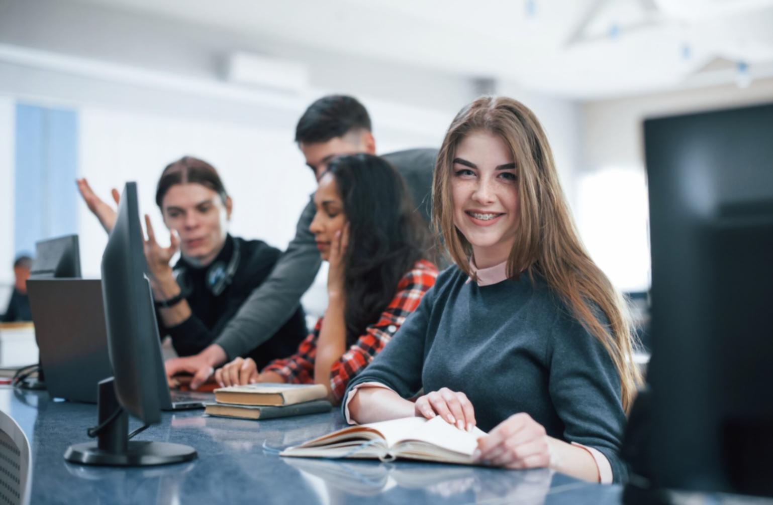 Environnement d'apprentissage collaboratif avec étudiants en analyse financière